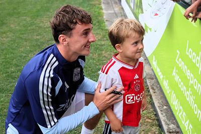 Kijk het koppie van dat snuitertje rechts. © SV Ajax