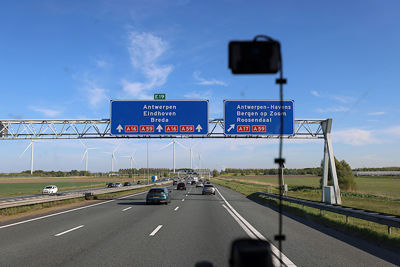 Blauwe lucht onderweg naar Breda. © De Brouwer