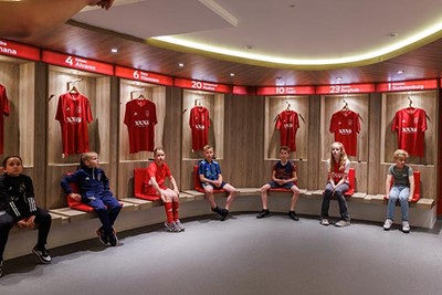 Tof! De kleedkamer van Ajax met kampioensshirtjes. © Pro Shots