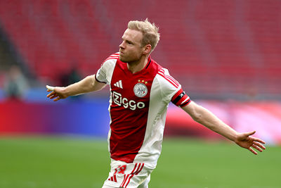 De score openen natuurlijk. Knal van afstand. Raak! © De Brouwer