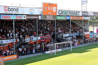 Supporters van Ajax en Volendam hebben het bijzonder gezellig samen! © SV Ajax