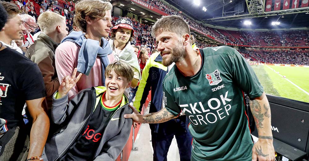Schöne doet extra ererondje en is geroerd door warmte supporters - Vimarsana News