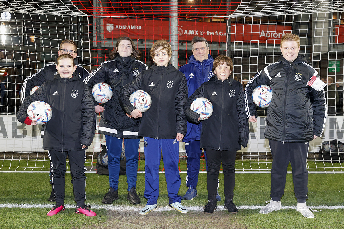 Ballenjongens en -meisjes gezocht voor Jong Ajax - ADO Den Haag!