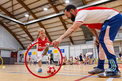 Ouders nemen actief deel aan de spellen. © Pro Shots