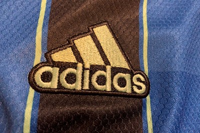 Rondom het Adidas-logo en de drie sterren is een stevige zwarte rand aangebracht. © Ajax Life