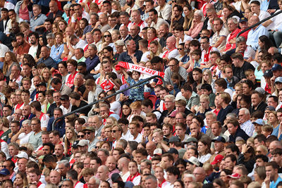 Veel supporters zitten lekker in het zonnetje. © De Brouwer