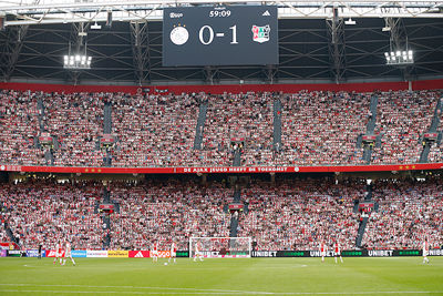 Hansen pijnigt zijn oude club met een mooi schot. © De Brouwer