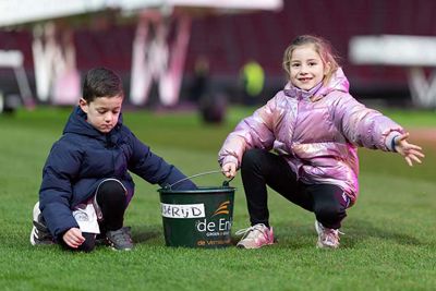 De graszaadjes vliegen keurig in het rond. © Pro Shots