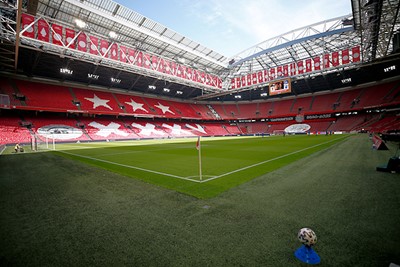 Ook de Arena is prachtig versierd, maar dan in het wit-rood-wit. © De Brouwer