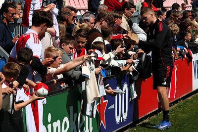 Spelers maakten ruim de tijd voor krabbeltjes. © SV Ajax