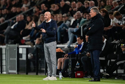 Ten Hag ziet al snel dat zijn ploeg het lastig heeft. © Pro Shots