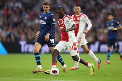 Ajax knokt, maar komt momenteel nog tekort tegen PSV. © De Brouwer