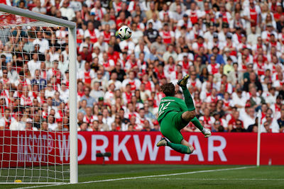 Knappe redding op een kopbal van Taylor. © De Brouwer