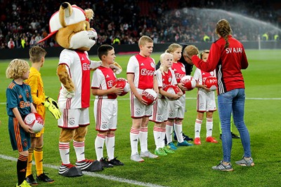 Terwijl we ook onze Ajax Kids Clubleden in het zonnetje zetten. 