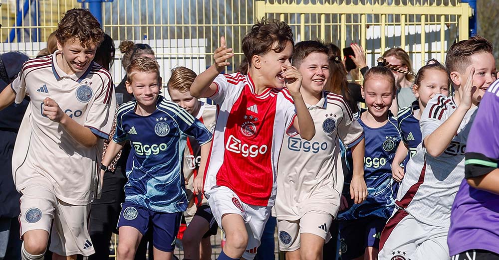Foto’s: Dikke pret tijdens Ajax Kids Tour bij Legmeervogels in Uithoorn