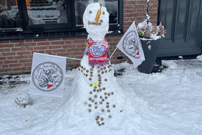 Creatief: vlaggetjes als armen. © SV Ajax