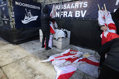 Alles netjes opruimen en weer richting de bussen. © De Brouwer