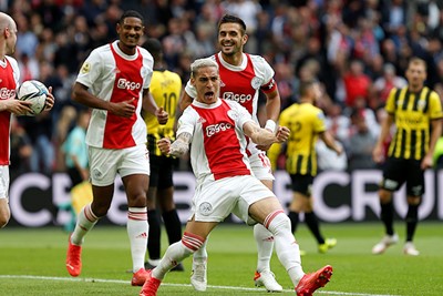 Ajax is meteen vanaf de start wakker met Antony als doelpuntenmaker. © De Brouwer