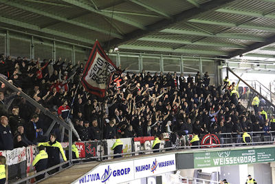 Het uitvak schreeuwt Ajax naar voren, maar zonder resultaat… © De Brouwer