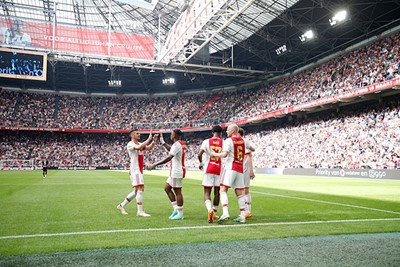 Ajax sluit thuis af met een overwinning. © De Brouwer