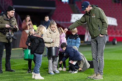 Het grasteam helpen? Ajaciedjes draaien hun handjes daar niet voor om. © Pro Shots