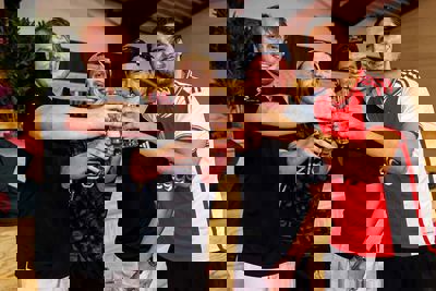 Een biertje na afloop hoort erbij. © Pro Shots