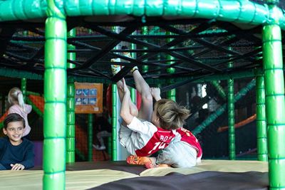 Spelen in je Ajaxshirtje. Fijn, hoor. © Pro Shots