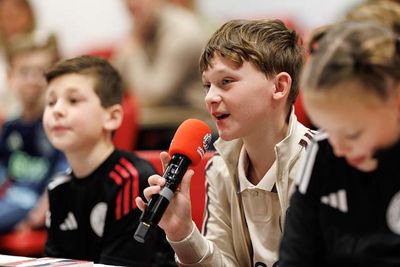 ‘Wat vind je van schreeuwende voetbalouders langs de lijn?’ © Pro Shots