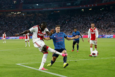 Arokodare brengt Ajax nog voor rust weer op voorsprong. © De Brouwer