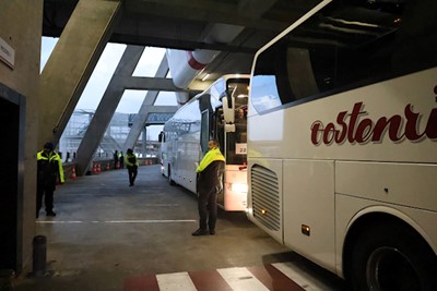 Op het Arenadek staan de bussen klaar voor vertrek. © De Brouwer
