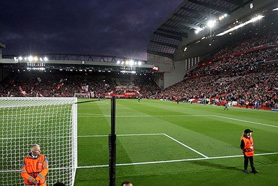 Supporters van Liverpool komen vrij laat binnen. © De Brouwer