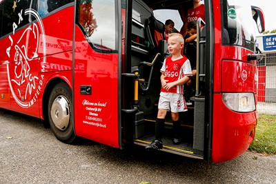 Kijk, de spelersbus van Ajax is er ook. Gaaf. © Pro Shots