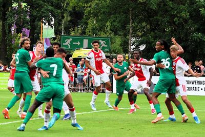 Een lekkere klassieke outfit van de Grieken. © SV Ajax
