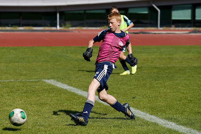 Strak inspelen door de doelman. Beetje vliegende keep ook. © De Brouwer
