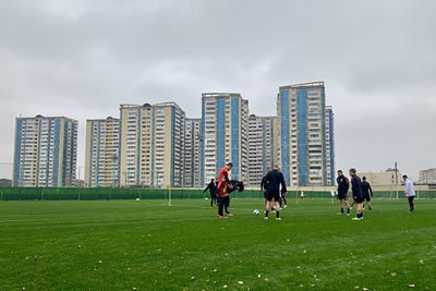 De selectie traint in Bakoe met een uitstekende backdrop. © Ajax Life