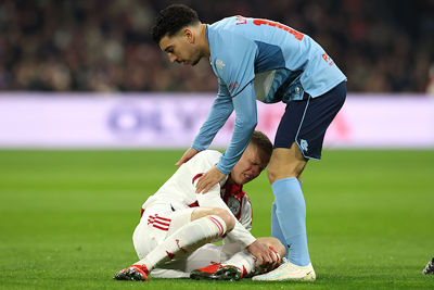 Er zijn al vroeg in de wedstrijd zorgen om Zinchenko...  © De Brouwer