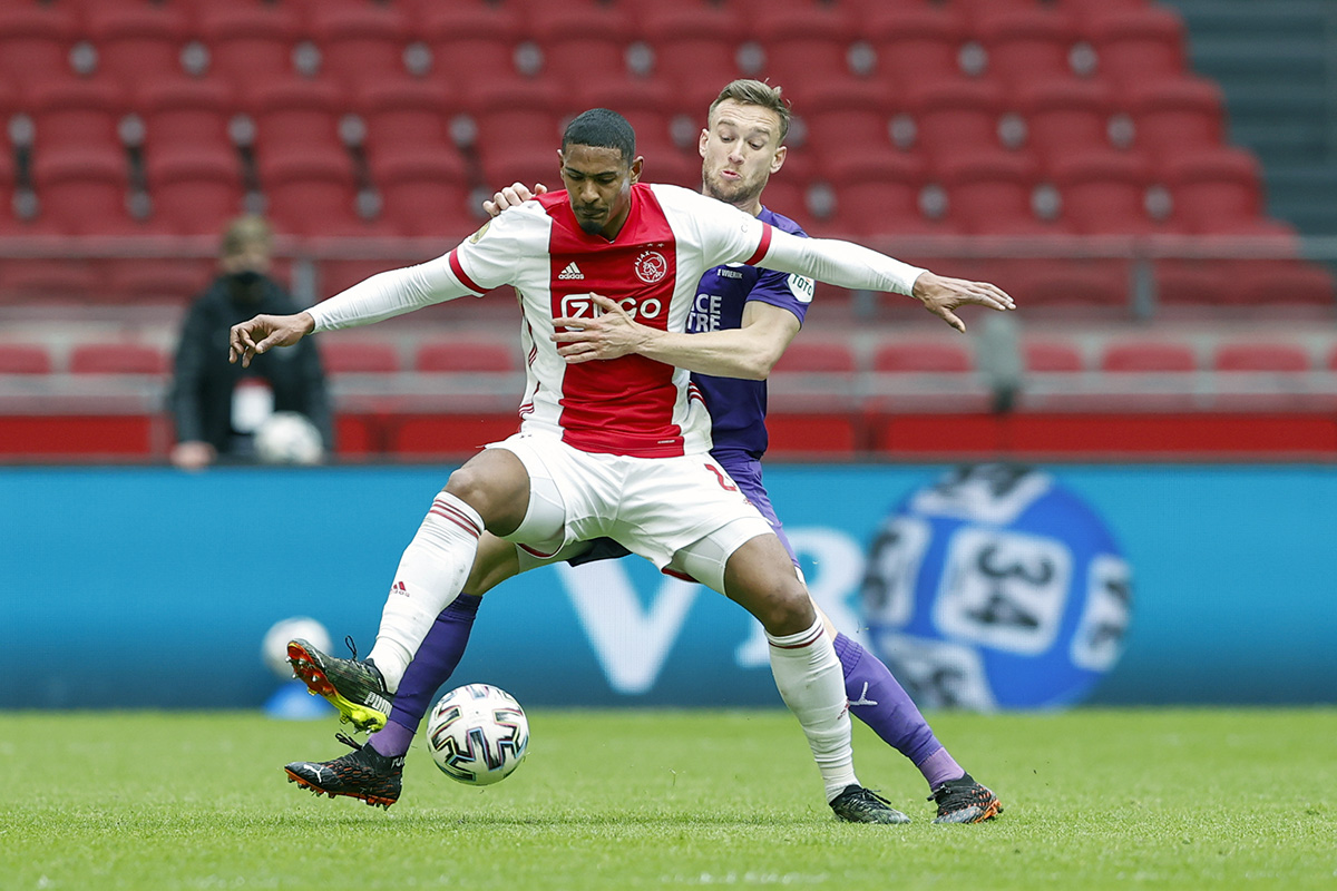 Ten Hag wil niet dat Haller zich kaas van het brood laat eten