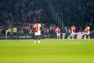 Auw! PSV pijnigt Ajax. © De Brouwer