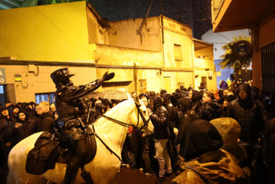 Een meneer op een paard schept orde. © De Brouwer