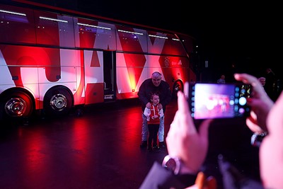 Tof, de spelersbus van Ajax is er ook. © De Brouwer