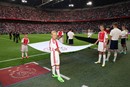 Vaandeldragers, ballenjongens en -meisjes gezocht voor Ajax - AZ!