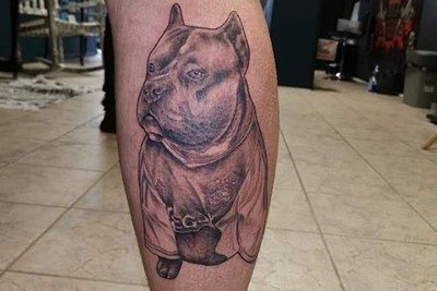 Drie maanden na het overlijden van zijn hond liet Karel deze tatoeage zetten. © Karel Descendre