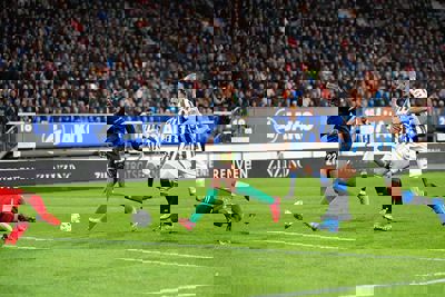 Haller zet weer eens zijn handtekening onder de openingstreffer. © Pro Shots