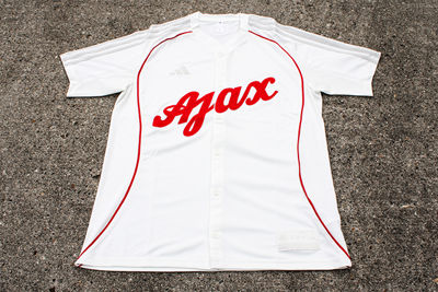 We beginnen met het ‘vergeten’ honkbalshirt. © Ajax Life