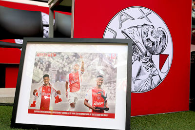 Natuurlijk laten we Jorrel niet met lege handen vertrekken. © De Brouwer