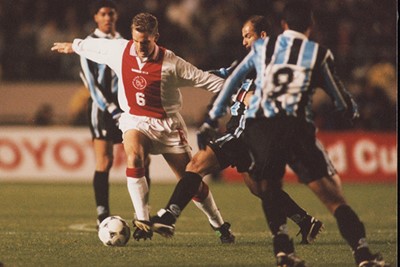Ronald de Boer kwam er altijd met dezelfde beweging eenvoudig langs. © Ajax Images