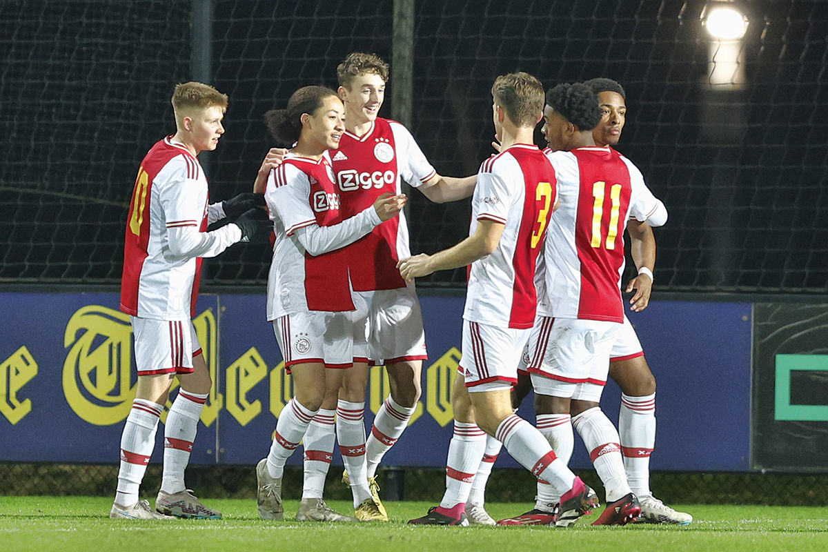 Ballenjongens en -meisjes gezocht voor Jong Ajax - Jong PSV!
