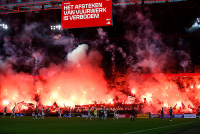Ajax 1 in vuur en vlam. De wedstrijd ligt kortstondig stil. © De Brouwer