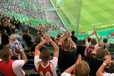 We klappen onze handen stuk. Voor wie? Voor Ajax Amsterdam! © Ajax Life