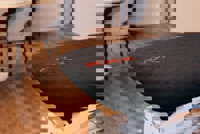 Deze drie kruizen zien we veelvuldig terug in het interieur. © AFC Ajax